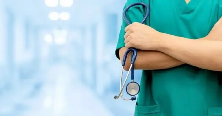 Τα προσωρινά αποτελέσματα για την πρόσληψη 800 μόνιμων υπαλλήλων σε φορείς του Υπουργείου Υγείας είναι πλέον γεγονός και οι πίνακες των επιτυχόντων βρίσκονται στη διάθεση των υποψηφίων. Πρόκειται για την πολυαναμενόμενη προκήρυξη που αφορά αποφοίτους Δευτεροβάθμιας Εκπαίδευσης (ΔΕ), η οποία έρχεται να δώσει «ανάσα» στα δημόσια νοσοκομεία και τα κέντρα υγείας της χώρας, προσφέροντας ταυτόχρονα μια σίγουρη επαγγελματική διέξοδο σε εκατοντάδες νοσηλευτές και πληρώματα ασθενοφόρων.