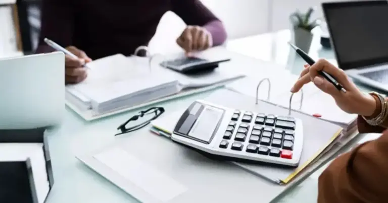 Αν αναρωτιέστε πόσα ένσημα έχετε συγκεντρώσει μέχρι σήμερα, αν ο εργοδότης σας καταθέτει κανονικά τις εισφορές σας ή πόσο απέχετε από τη θεμελίωση συνταξιοδοτικού δικαιώματος, δεν χρειάζεται πλέον να περιμένετε σε ουρές ή να κλείνετε ραντεβού σε υποκαταστήματα.