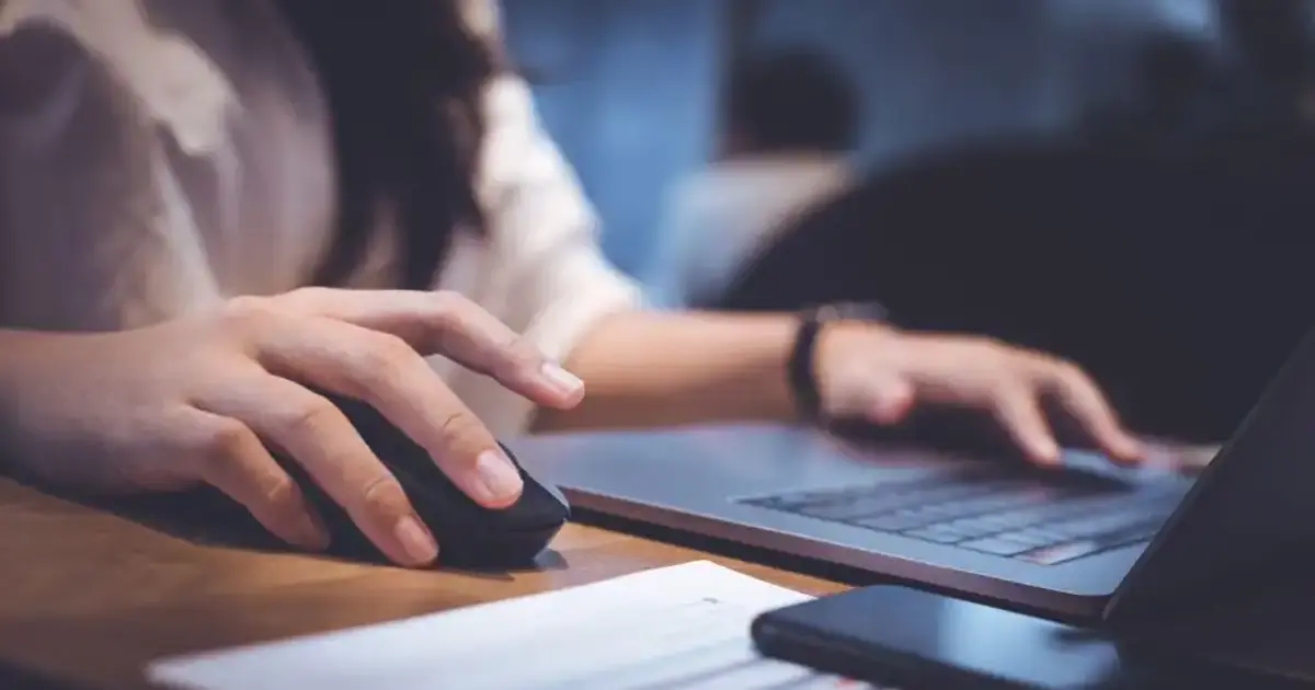 Το πιστοποιητικό εντοπιότητας αποτελεί ένα από τα ισχυρότερα «χαρτιά» για χιλιάδες υποψηφίους που διεκδικούν μια θέση στο Δημόσιο, καθώς μπορεί να προσφέρει την πολυπόθητη επιπλέον μοριοδότηση ή ακόμα και την απόλυτη προτεραιότητα σε προκηρύξεις του ΑΣΕΠ.