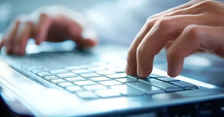 Η πιστοποιημένη εξειδίκευση στην πληροφορική αποτελεί το πλέον απαραίτητο πρόσθετο προσόν για τη συντριπτική πλειονότητα των προκηρύξεων του ΑΣΕΠ, λειτουργώντας ως το «κλειδί» που ξεκλειδώνει τον διορισμό σας, αφού χωρίς αυτήν η αίτησή σας απορρίπτεται αυτόματα πριν καν προσμετρηθούν τα υπόλοιπα μόρια. Αν σχεδιάζετε να καταθέσετε τα χαρτιά σας για μόνιμη θέση στο Δημόσιο μέσα στο 2026, πρέπει να γνωρίζετε ότι η γνώση χειρισμού ηλεκτρονικών υπολογιστών δεν είναι πια ένα απλό πλεονέκτημα, αλλά μια υποχρεωτική προϋπόθεση που διαχωρίζει τους έγκυρους υποψηφίους από εκείνους που θα βρεθούν εκτός διαδικασίας λόγω τυπικών ελλείψεων. Οι απαιτήσεις για τις ψηφιακές δεξιότητες γίνονται ολοένα και πιο συγκεκριμένες, καθιστώντας την κατοχή ενός αναγνωρισμένου πιστοποιητικού την πιο έξυπνη κίνηση για τη θωράκιση της υποψηφιότητάς σας.