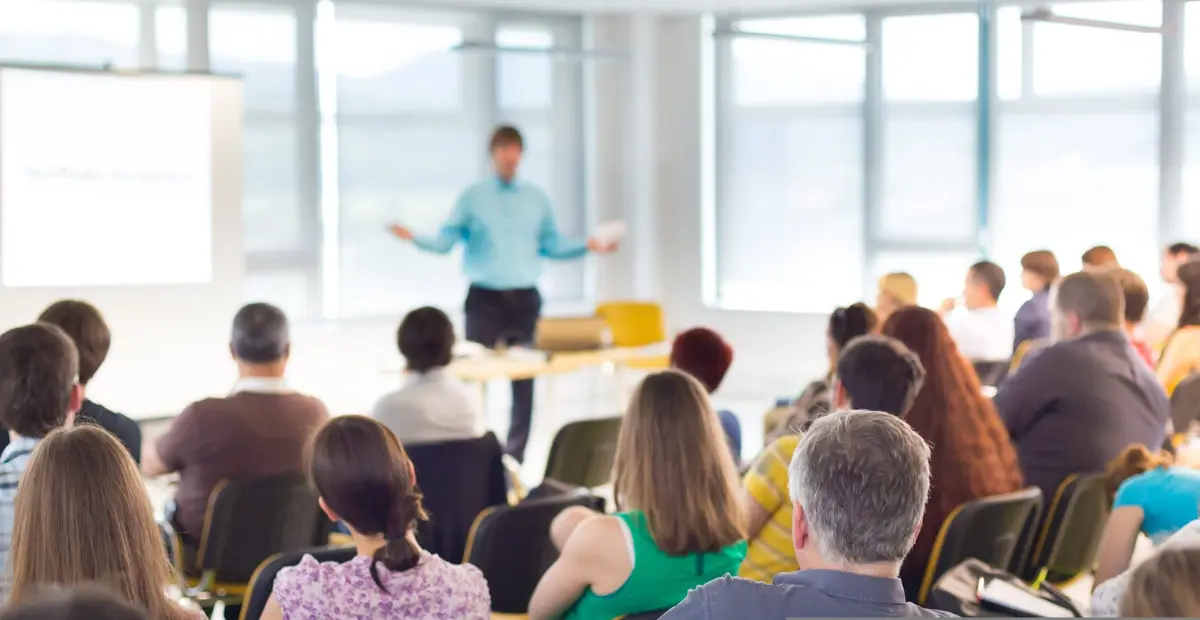 Τα σεμινάρια 400 ωρών αποτελούν το «χρυσό κλειδί» για όσους στοχεύουν σε διορισμούς και προσλήψεις μέσω ΑΣΕΠ, καθώς προσφέρουν τη μέγιστη μοριοδότηση που μπορεί να λάβει κανείς από την επιμόρφωση. Αν αναρωτιέστε ποια ακριβώς προγράμματα εξασφαλίζουν τα 2 μόρια στους πίνακες των εκπαιδευτικών ή την αντίστοιχη βαθμολόγηση σε προκηρύξεις γενικού προσωπικού, η απάντηση βρίσκεται στην εξειδίκευση: η Ειδική Αγωγή, η Σχολική Ψυχολογία και η Διαπολιτισμική Εκπαίδευση παραμένουν οι κορυφαίες επιλογές με την υψηλότερη απόδοση.