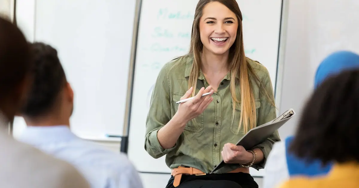 Τα σεμινάρια μοριοδότησης που εξασφαλίζουν το μέγιστο των 2 μορίων για τους πίνακες των εκπαιδευτικών (Γενικής και Ειδικής Αγωγής) πρέπει να έχουν ελάχιστη διάρκεια 400 ωρών και να πραγματοποιούνται από δημόσια Πανεπιστήμια, καθώς αποτελούν το "κλειδί" για την αναρρίχηση στην κατάταξη του ΑΣΕΠ και την πρόσληψη ως αναπληρωτές ή μόνιμοι. Αν αναζητάτε τον τρόπο να θωρακίσετε τον φάκελό σας ενόψει των επόμενων φάσεων προσλήψεων, η επιλογή του σωστού επιμορφωτικού προγράμματος δεν είναι απλώς μια τυπική διαδικασία, αλλά μια στρατηγική κίνηση που μπορεί να καθορίσει την επαγγελματική σας πορεία για τα επόμενα χρόνια.