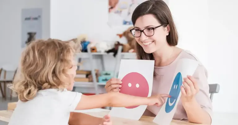 Τα σεμινάρια σχολικής ψυχολογίας αποτελούν το πιο κρίσιμο «κλειδί» για τους νέους πίνακες αναπληρωτών, καθώς προσφέρουν τη μέγιστη μοριοδότηση που μπορεί να λάβει ένας εκπαιδευτικός για την κατάταξή του. Σε μια περίοδο που ο ανταγωνισμός στην εκπαίδευση χτυπάει «κόκκινο», η κατοχή ενός πιστοποιημένου ετήσιου σεμιναρίου δεν είναι πλέον μια απλή επιλογή, αλλά μια απόλυτη αναγκαιότητα για όποιον θέλει να δει το όνομά του να ανεβαίνει ψηλά στις λίστες του ΑΣΕΠ.