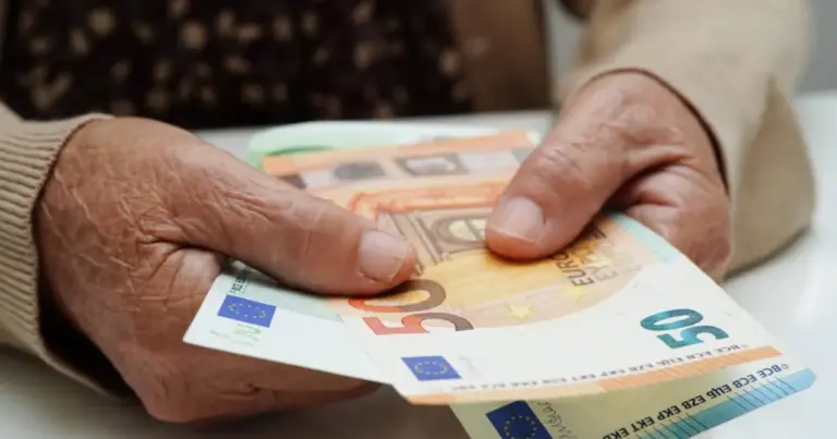 Οι πληρωμές για τις συντάξεις Απριλίου 2026 ξεκινούν νωρίτερα από το συνηθισμένο, καθώς η αργία της 25ης Μαρτίου φέρνει ανακατατάξεις στο τραπεζικό σύστημα και στον προγραμματισμό του ΕΦΚΑ.