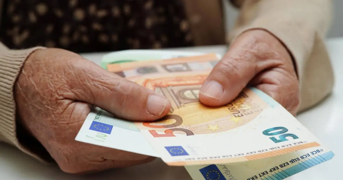 Οι πληρωμές για τις συντάξεις Απριλίου 2026 ξεκινούν νωρίτερα από το συνηθισμένο, καθώς η αργία της 25ης Μαρτίου φέρνει ανακατατάξεις στο τραπεζικό σύστημα και στον προγραμματισμό του ΕΦΚΑ.