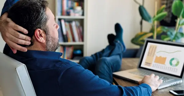 Η τηλεεργασία συχνά οδηγεί στην «αυτοεκμετάλλευση», όπου ο εργαζόμενος νιώθει την ανάγκη να απαντά σε μηνύματα αργά το βράδυ.