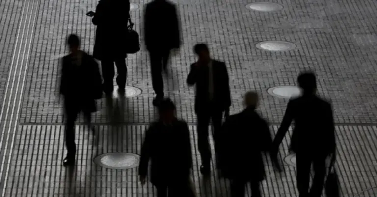 Μπορεί ένας εργοδότης να απολύσει έναν εργαζόμενο ενώ εκείνος βρίσκεται σε αναρρωτική άδεια; Η σύντομη απάντηση είναι πως ναι, η απόλυση κατά τη διάρκεια της ασθένειας δεν απαγορεύεται ρητά από την ελληνική νομοθεσία, όμως υπάρχουν πολύ συγκεκριμένες προϋποθέσεις, περιορισμοί και «παγίδες» που πρέπει να γνωρίζετε για να είναι η διαδικασία νόμιμη και έγκυρη.