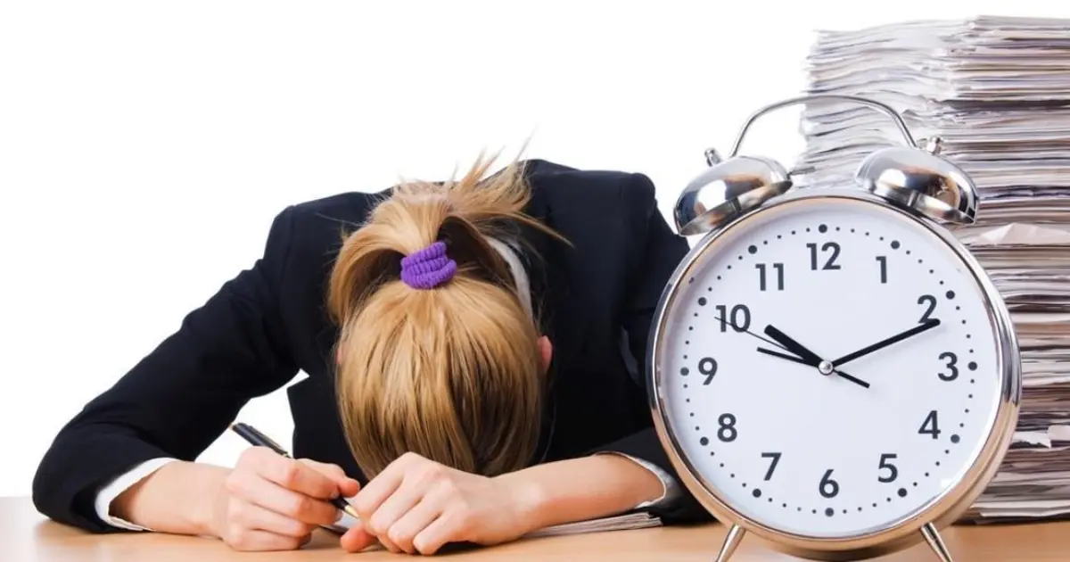 Η διάκριση ανάμεσα στην υπερεργασία και την υπερωρία δεν είναι απλώς μια νομική λεπτομέρεια, αλλά η ουσία της αμοιβής σας, καθώς κάθε μία από αυτές τις έννοιες συνοδεύεται από διαφορετικά ποσοστά προσαύξησης και διαφορετικά όρια.