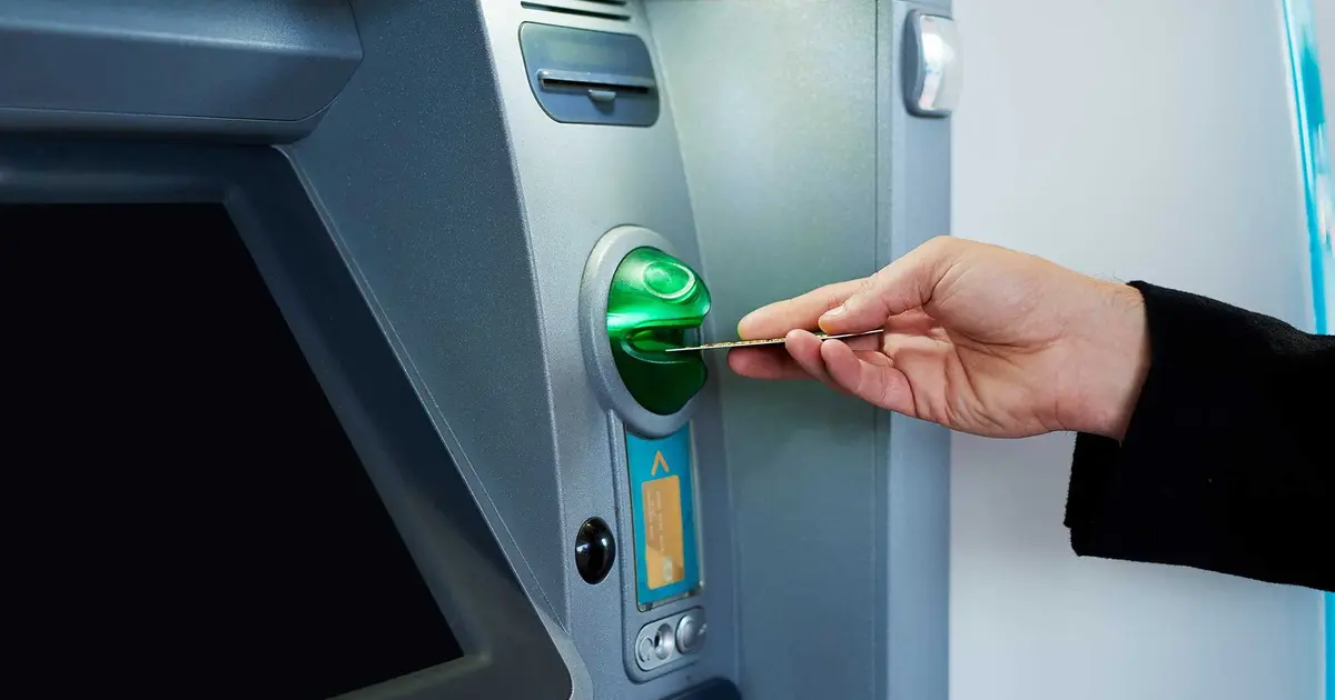 Αν αναρωτιέστε τι ώρα πληρώνονται τα επιδόματα σήμερα, η απάντηση κρύβεται στη συνήθη πρακτική των τραπεζών. Παρόλο που η επίσημη ημερομηνία πληρωμής είναι η Τρίτη 31 Μαρτίου 2026, τα χρήματα γίνονται διαθέσιμα νωρίτερα.