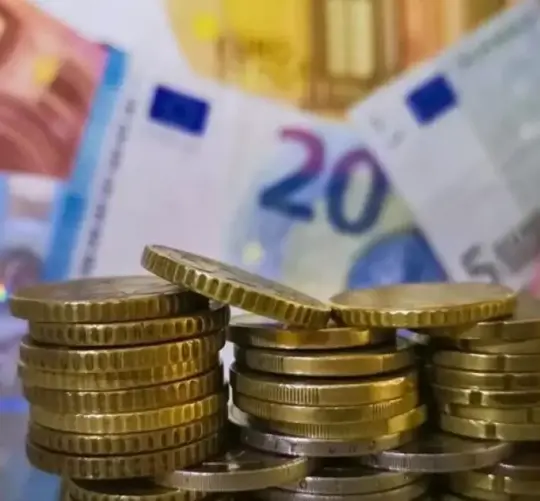 Αν θέλετε να μάθετε πώς θα υπολογίσετε την αύξηση στον βασικό μισθό λόγω των τριετιών για το 2026, η απάντηση κρύβεται στον συνδυασμό της προϋπηρεσίας που «ξεπάγωσε» από την 1η Ιανουαρίου 2024 και του νέου κατώτατου μισθού που ισχύει σήμερα.