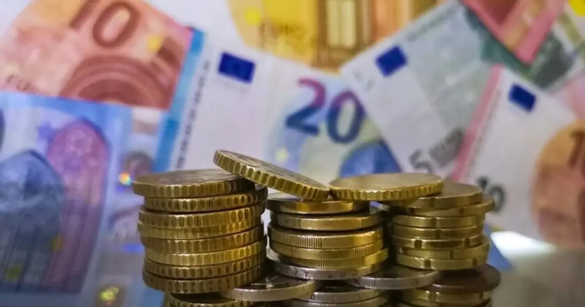 Αν θέλετε να μάθετε πώς θα υπολογίσετε την αύξηση στον βασικό μισθό λόγω των τριετιών για το 2026, η απάντηση κρύβεται στον συνδυασμό της προϋπηρεσίας που «ξεπάγωσε» από την 1η Ιανουαρίου 2024 και του νέου κατώτατου μισθού που ισχύει σήμερα.