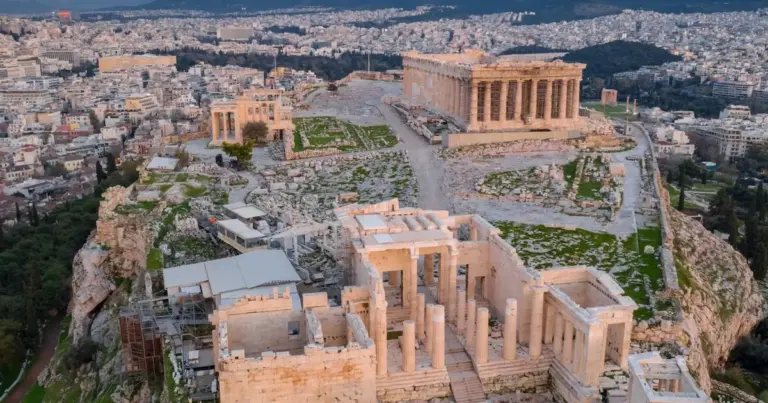 Το Υπουργείο Πολιτισμού προχωρά στις προσλήψεις αυτές για να θωρακίσει τη λειτουργία των πολιτιστικών χώρων ενόψει της αυξημένης κίνησης, προσφέροντας συμβάσεις που μοριοδοτούνται για μελλοντικούς διαγωνισμούς.