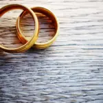 Σήμερα, 28 Απριλίου 2026, οι εργαζόμενοι στον ιδιωτικό τομέα απολαμβάνουν ένα ενισχυμένο πλαίσιο αδειών που αφορά τόσο τη σύναψη γάμου ή συμφώνου συμβίωσης όσο και τη γέννηση τέκνου, με τις ημέρες της άδειας πατρότητας να έχουν εδραιωθεί πλέον στις 14 εργάσιμες.