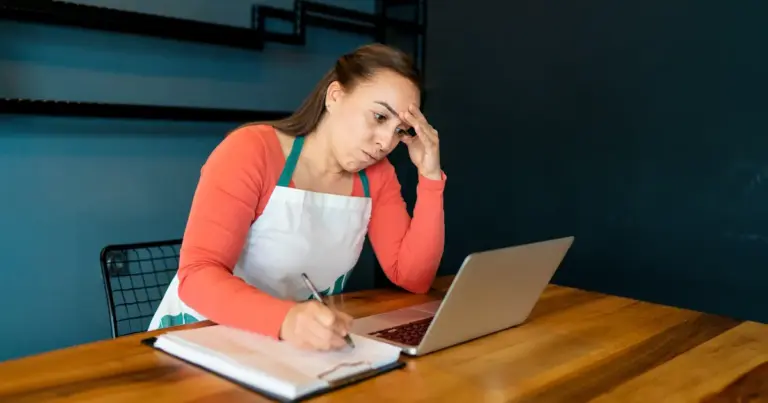 Το δικαίωμα αυτό ισχύει ανεξάρτητα από την κανονική ετήσια άδεια ξεκούρασης και αφορά όλους τους φοιτητές προπτυχιακού ή μεταπτυχιακού επιπέδου που απασχολούνται στον ιδιωτικό τομέα, προκειμένου να διευκολυνθούν στην ολοκλήρωση των σπουδών τους.