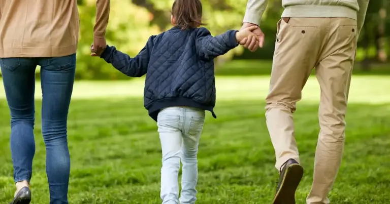 Η επέκταση της ειδικής παροχής προστασίας μητρότητας στους 9 μήνες για όλες τις κατηγορίες εργαζομένων (μισθωτές, αυτοαπασχολούμενες, αγρότισσες) και η αύξηση του επιδόματος γέννησης αποτελούν τους βασικούς πυλώνες του νέου πλαισίου στήριξης των γονέων που εφαρμόζεται πλήρως το 2026. Πλέον, οι νέοι γονείς έχουν στη διάθεσή τους αυξημένα χρηματικά ποσά και πιο ευέλικτες προθεσμίες, αρκεί να γνωρίζουν πώς και πότε πρέπει να υποβάλουν τις σχετικές αιτήσεις ψηφιακά.