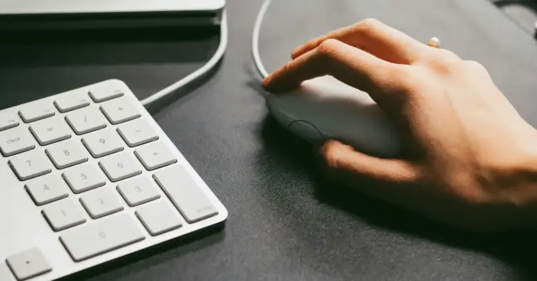 Η εβδομάδα που ξεκινά αύριο, Δευτέρα 27 Απριλίου, φέρνει στο προσκήνιο κρίσιμες προθεσμίες για χιλιάδες υποψηφίους, καθώς το ΑΣΕΠ ενεργοποιεί το δεύτερο στάδιο για μεγάλους διαγωνισμούς που αφορούν μόνιμο προσωπικό στην Υγεία και την παιδεία. Αν περιμένατε τη στιγμή να καταθέσετε τα δικαιολογητικά σας ή να δείτε αν οι πίνακες των επιλαχόντων σάς ευνοούν, οι επόμενες ημέρες είναι καθοριστικές.