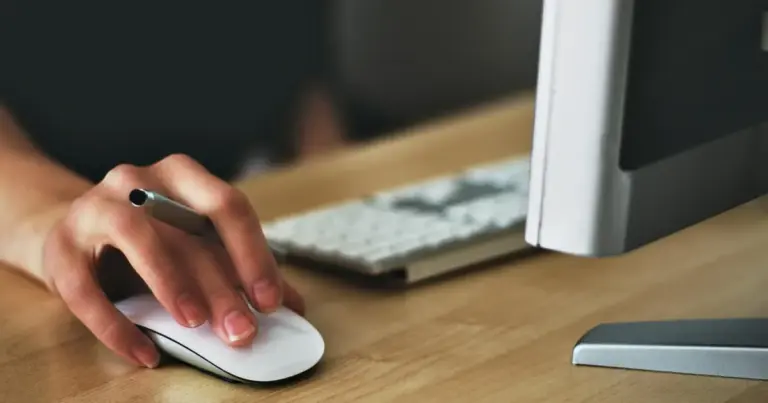 Όλες οι προθεσμίες για τις νέες προσλήψεις στο δημόσιο και στον ευρύτερο τομέα ανοίγουν αύριο, Δευτέρα 4 Μαΐου 2026, με τις αιτήσεις να ξεκινούν για εκατοντάδες θέσεις εργασίας σε δήμους, οργανισμούς και υπουργεία.