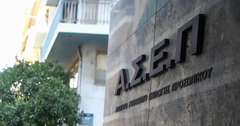 Είναι σημαντικό να υπογραμμιστεί ότι η 2ΓΒ/2026 απευθύνεται στους επιτυχόντες της πρόσκλησης 1Γ/2025. Οι υποψήφιοι θα κληθούν να υποβάλουν ηλεκτρονική αίτηση συμμετοχής, δηλώνοντας τις προτιμήσεις τους βάσει των κωδικών θέσεων που θα αναφέρονται στο τελικό ΦΕΚ.