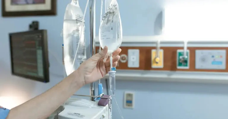 Ανοίγει σήμερα η πλατφόρμα του ΑΣΕΠ για την υποβολή ηλεκτρονικών αιτήσεων στην πολυαναμενόμενη προκήρυξη που αφορά την πλήρωση 1.654 μόνιμων θέσεων εργασίας σε φορείς του Υπουργείου Υγείας, προσφέροντας μια κορυφαία ευκαιρία διορισμού σε νοσοκομεία και κέντρα υγείας όλης της χώρας. Οι ενδιαφερόμενοι καλούνται να κινηθούν άμεσα, καθώς η διαδικασία αφορά θέσεις Πανεπιστημιακής, Τεχνολογικής και Δευτεροβάθμιας Εκπαίδευσης, με την κατανομή των θέσεων να καλύπτει ένα ευρύτατο φάσμα ειδικοτήτων, από νοσηλευτικό και παραϊατρικό προσωπικό μέχρι διοικητικούς και τεχνικούς υπαλλήλους.