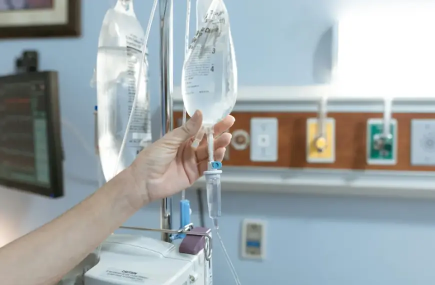 Ανοίγει σήμερα η πλατφόρμα του ΑΣΕΠ για την υποβολή ηλεκτρονικών αιτήσεων στην πολυαναμενόμενη προκήρυξη που αφορά την πλήρωση 1.654 μόνιμων θέσεων εργασίας σε φορείς του Υπουργείου Υγείας, προσφέροντας μια κορυφαία ευκαιρία διορισμού σε νοσοκομεία και κέντρα υγείας όλης της χώρας. Οι ενδιαφερόμενοι καλούνται να κινηθούν άμεσα, καθώς η διαδικασία αφορά θέσεις Πανεπιστημιακής, Τεχνολογικής και Δευτεροβάθμιας Εκπαίδευσης, με την κατανομή των θέσεων να καλύπτει ένα ευρύτατο φάσμα ειδικοτήτων, από νοσηλευτικό και παραϊατρικό προσωπικό μέχρι διοικητικούς και τεχνικούς υπαλλήλους.