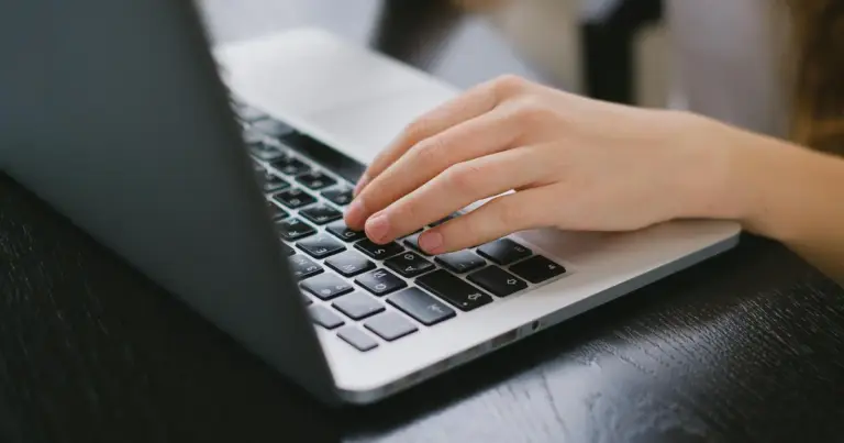 Με την αυλαία των εορτών του Πάσχα να πέφτει σιγά σιγά, οι υποψήφιοι για μια θέση στο Δημόσιο καλούνται να επιστρέψουν άμεσα σε «ρυθμούς ΑΣΕΠ», καθώς από την Τρίτη 14 Απριλίου οι μηχανές της Ανεξάρτητης Αρχής παίρνουν ξανά μπροστά στο φουλ. Οι προθεσμίες που «πάγωσαν» για λίγες ημέρες λόγω των αργιών εκκινούν και πάλι, φέρνοντας στο προσκήνιο κρίσιμους διαγωνισμούς για μόνιμες προσλήψεις που δεν επιδέχονται καμία περαιτέρω καθυστέρηση.