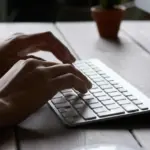 Αν ετοιμάζεστε να υποβάλετε την αίτησή σας στο ΑΣΕΠ την προσεχή Δευτέρα, ξέρετε ήδη ότι η διαδικασία δεν είναι απλώς μια τυπική συμπλήρωση φορμών, αλλά ένας αγώνας ακρίβειας και υπομονής. Η ηλεκτρονική πύλη ανοίγει και χιλιάδες υποψήφιοι θα διεκδικήσουν μια θέση στο δημόσιο, πράγμα που σημαίνει ότι η σωστή προετοιμασία μέσα στο Σαββατοκύριακο είναι το «κλειδί» για να μην βρεθείτε προ εκπλήξεων την τελευταία στιγμή.