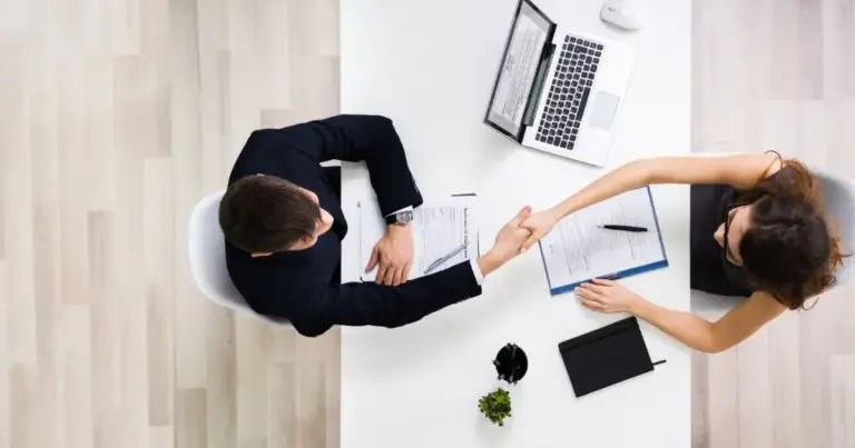 Στο τρέχον τοπίο των προσλήψεων για το 2026, ο ΑΣΕΠ πριμοδοτεί συγκεκριμένες κατηγορίες πτυχίων που παρουσιάζουν μεγάλη ζήτηση στον δημόσιο τομέα, όπως η πληροφορική, η διοίκηση επιχειρήσεων και οι κλάδοι της υγείας.