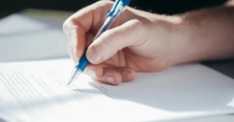 Στην αναζήτηση μιας μόνιμης θέσης στο Δημόσιο, οι περισσότεροι υποψήφιοι στρέφονται ενστικτωδώς προς τις ειδικότητες που προσφέρουν τον μεγαλύτερο αριθμό θέσεων. Ωστόσο, η πραγματικότητα των αριθμών δείχνει ότι η «χρυσή ευκαιρία» για έναν γρήγορο διορισμό κρύβεται συχνά εκεί όπου ο ανταγωνισμός είναι ελάχιστος ή και μηδαμινός.