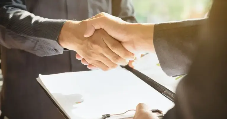 Το ερώτημα που καίει χιλιάδες υποψηφίους του μεγάλου γραπτού διαγωνισμού 2Γ/2022 είναι ένα: πότε επιτέλους θα εκδοθούν οι οριστικοί πίνακες διοριστέων. Με βάση τον τρέχοντα προγραμματισμό και τη ροή εργασιών στην Ανεξάρτητη Αρχή, οι οριστικοί κατάλογοι για τις κατηγορίες Πανεπιστημιακής (ΠΕ) και Τεχνολογικής Εκπαίδευσης (ΤΕ) αναμένονται σταδιακά μέσα στο επόμενο διάστημα, με στόχο να έχει ολοκληρωθεί η διαδικασία για το μεγαλύτερο μέρος των θέσεων πριν την έλευση του καλοκαιριού.