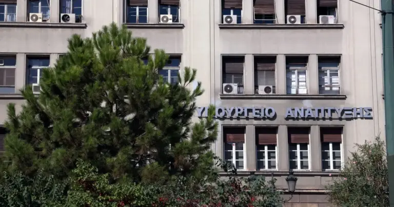 Η διαδικασία επιλογής πραγματοποιείται κατ’ εφαρμογή των διατάξεων των άρθρων 84-86 του Υπαλληλικού Κώδικα (ν.3528/2007), διασφαλίζοντας την αξιοκρατία και τη διαφάνεια στη στελέχωση των ανώτατων βαθμίδων της δημόσιας διοίκησης.