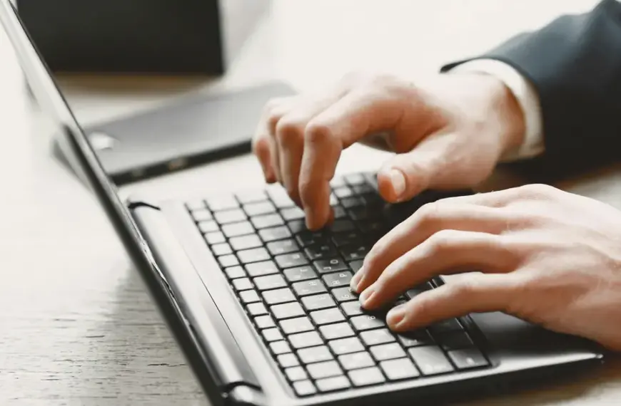 Η σωστή και πλήρης επικαιροποίηση του Μητρώου σας στον ΑΣΕΠ είναι το μοναδικό "διαβατήριο" για τον διορισμό σας, καθώς οι μεγάλες προκηρύξεις του Απριλίου δεν συγχωρούν λάθη ή παραλείψεις στα δικαιολογητικά που συνοδεύουν την αίτησή σας. Αν ετοιμάζεστε να διεκδικήσετε μία από τις χιλιάδες μόνιμες θέσεις στην Υγεία, στους Δήμους ή σε φορείς του δημοσίου, πρέπει να γνωρίζετε ότι το Μητρώο είναι η "ψηφιακή σας ταυτότητα" και αν αυτή δεν είναι σωστά δομημένη, η αίτησή σας κινδυνεύει με απόρριψη ή σημαντική απώλεια μορίων, ακόμα κι αν διαθέτετε όλα τα ουσιαστικά προσόντα.