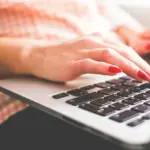 Το προβάδισμα των 150 μορίων λόγω εντοπιότητας αποτελεί το ισχυρότερο «χαρτί» για τον διορισμό σας σε μόνιμες θέσεις του ΑΣΕΠ, αρκεί να είστε μόνιμος κάτοικος ενός από τους 25 συγκεκριμένους δήμους που χαρακτηρίζονται ως παραμεθόριοι ή ορεινοί. Αυτή η μοριοδότηση λειτουργεί ως «κόφτης» για τους υπόλοιπους υποψηφίους, καθώς προστίθεται στο συνολικό σας σκορ και σας φέρνει αυτόματα στις πρώτες θέσεις των πινάκων κατάταξης για τις θέσεις που προκηρύσσονται στις περιοχές αυτές.