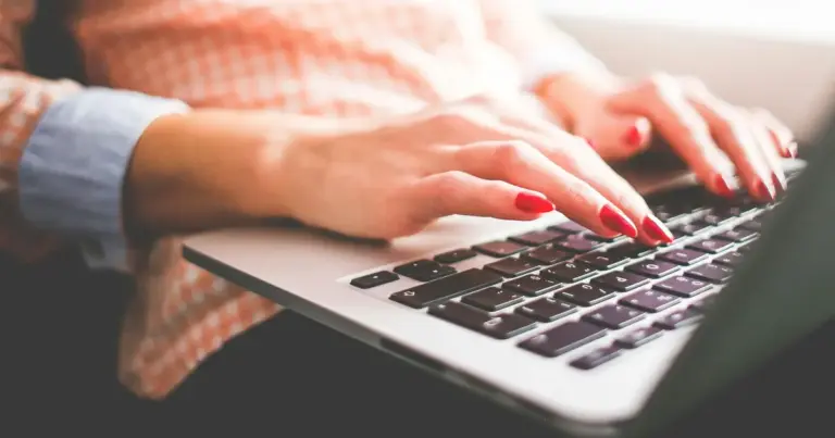 Το προβάδισμα των 150 μορίων λόγω εντοπιότητας αποτελεί το ισχυρότερο «χαρτί» για τον διορισμό σας σε μόνιμες θέσεις του ΑΣΕΠ, αρκεί να είστε μόνιμος κάτοικος ενός από τους 25 συγκεκριμένους δήμους που χαρακτηρίζονται ως παραμεθόριοι ή ορεινοί. Αυτή η μοριοδότηση λειτουργεί ως «κόφτης» για τους υπόλοιπους υποψηφίους, καθώς προστίθεται στο συνολικό σας σκορ και σας φέρνει αυτόματα στις πρώτες θέσεις των πινάκων κατάταξης για τις θέσεις που προκηρύσσονται στις περιοχές αυτές.