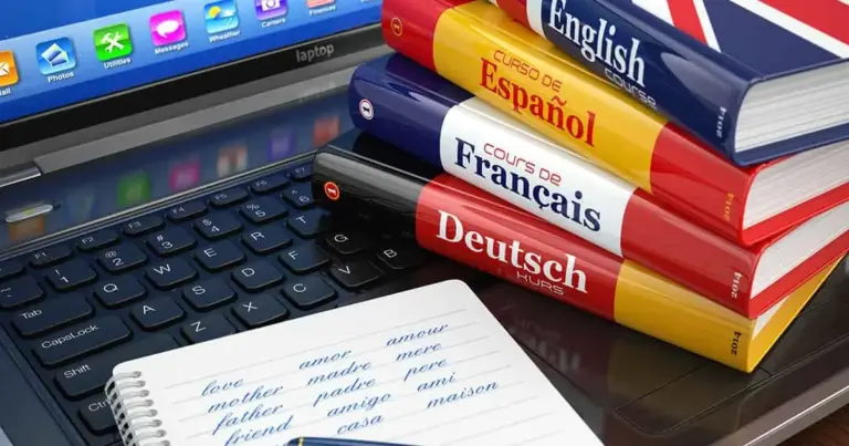 Η κατοχή μιας δεύτερης ξένης γλώσσας δεν είναι πλέον απλώς ένα επιπλέον προσόν στο βιογραφικό σας, αλλά ένα από τα πιο ισχυρά «κλειδιά» για τον διορισμό σας στο Δημόσιο μέσω ΑΣΕΠ. Αν αναρωτιέστε πώς μπορείτε να εξασφαλίσετε έως και 90 επιπλέον μόρια χωρίς να χάσετε χρόνο σε μετακινήσεις και παραδοσιακά φροντιστήρια, η απάντηση βρίσκεται στην online πιστοποίηση. Η διαδικασία είναι πλέον πιο απλή από ποτέ, αρκεί να γνωρίζετε ποια πιστοποιητικά γίνονται δεκτά, πώς θα εξεταστείτε από την άνεση του σπιτιού σας και ποιες γλώσσες προσφέρουν το ταχύτερο αποτέλεσμα.