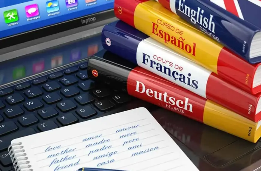 Η κατοχή μιας δεύτερης ξένης γλώσσας δεν είναι πλέον απλώς ένα επιπλέον προσόν στο βιογραφικό σας, αλλά ένα από τα πιο ισχυρά «κλειδιά» για τον διορισμό σας στο Δημόσιο μέσω ΑΣΕΠ. Αν αναρωτιέστε πώς μπορείτε να εξασφαλίσετε έως και 90 επιπλέον μόρια χωρίς να χάσετε χρόνο σε μετακινήσεις και παραδοσιακά φροντιστήρια, η απάντηση βρίσκεται στην online πιστοποίηση. Η διαδικασία είναι πλέον πιο απλή από ποτέ, αρκεί να γνωρίζετε ποια πιστοποιητικά γίνονται δεκτά, πώς θα εξεταστείτε από την άνεση του σπιτιού σας και ποιες γλώσσες προσφέρουν το ταχύτερο αποτέλεσμα.