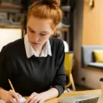 Η κατοχή ενός δεύτερου μεταπτυχιακού τίτλου σπουδών μπορεί να σας προσφέρει έως και 150 επιπλέον μόρια στις προκηρύξεις του ΑΣΕΠ, αποτελώντας ένα από τα ισχυρότερα πλεονεκτήματα για την αναρρίχησή σας στους πίνακες κατάταξης. Σε μια εποχή όπου ο ανταγωνισμός για μια μόνιμη θέση στο δημόσιο είναι τεράστιος, η διαφορά ανάμεσα στον διοριστέο και τον επιλαχόντα κρίνεται συχνά στις λεπτομέρειες της μοριοδότησης των τίτλων σπουδών. Αν αναρωτιέστε πώς ακριβώς υπολογίζεται το δεύτερο μεταπτυχιακό, αν πρέπει να έχει συνάφεια με τη θέση και πώς θα το δηλώσετε σωστά στο Μητρώο σας σήμερα, τον Απρίλιο του 2026, ο οδηγός που ακολουθεί περιλαμβάνει όλες τις απαντήσεις που χρειάζεστε για να μην χάσετε ούτε ένα μόριο.