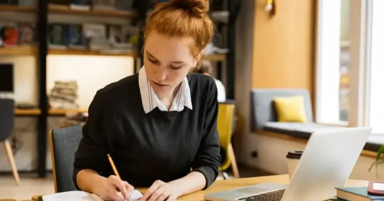 Η κατοχή ενός δεύτερου μεταπτυχιακού τίτλου σπουδών μπορεί να σας προσφέρει έως και 150 επιπλέον μόρια στις προκηρύξεις του ΑΣΕΠ, αποτελώντας ένα από τα ισχυρότερα πλεονεκτήματα για την αναρρίχησή σας στους πίνακες κατάταξης. Σε μια εποχή όπου ο ανταγωνισμός για μια μόνιμη θέση στο δημόσιο είναι τεράστιος, η διαφορά ανάμεσα στον διοριστέο και τον επιλαχόντα κρίνεται συχνά στις λεπτομέρειες της μοριοδότησης των τίτλων σπουδών. Αν αναρωτιέστε πώς ακριβώς υπολογίζεται το δεύτερο μεταπτυχιακό, αν πρέπει να έχει συνάφεια με τη θέση και πώς θα το δηλώσετε σωστά στο Μητρώο σας σήμερα, τον Απρίλιο του 2026, ο οδηγός που ακολουθεί περιλαμβάνει όλες τις απαντήσεις που χρειάζεστε για να μην χάσετε ούτε ένα μόριο.