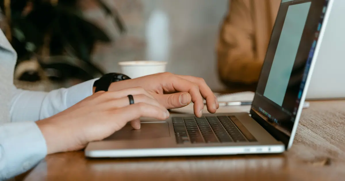 Η απόκτηση μιας μόνιμης θέσης στο Δημόσιο με μοναδικό εφόδιο το απολυτήριο Λυκείου και ένα μόνο πιστοποιητικό γνώσης πληροφορικής ή ξένης γλώσσας δεν είναι απλώς εφικτή, αλλά αποτελεί τη βασική οδό για χιλιάδες διορισμούς στην κατηγορία Δευτεροβάθμιας Εκπαίδευσης (ΔΕ) μέσα στο 2026. Οι εξελίξεις στο μέτωπο των προκηρύξεων του ΑΣΕΠ τρέχουν με γρήγορους ρυθμούς, προσφέροντας διέξοδο σε ανθρώπους που δεν διαθέτουν πανεπιστημιακούς τίτλους, αλλά έχουν τη διάθεση να επενδύσουν στη σωστή προετοιμασία του φακέλου τους. Το μυστικό για την επιτυχία κρύβεται στη στρατηγική συλλογή μορίων και στην ορθή χρήση των «απαραίτητων πρόσθετων προσόντων» που λειτουργούν ως «κλειδιά» για την είσοδο στην υπηρεσία.