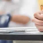 Το κριτήριο της εντοπιότητας αποτελεί ίσως το πιο ισχυρό «χαρτί» που μπορεί να κρατάει στα χέρια του ένας υποψήφιος στις προκηρύξεις του ΑΣΕΠ, καθώς η μοριοδότησή του μπορεί να ανατρέψει ακόμα και τα πιο ισχυρά βιογραφικά. Με 150 επιπλέον μόρια να προστίθενται απευθείας στη συνολική βαθμολογία, ένας υποψήφιος με λιγότερα τυπικά προσόντα (όπως χαμηλότερο βαθμό πτυχίου ή λιγότερη προϋπηρεσία) μπορεί να προσπεράσει άλλους συνυποψηφίους του και να καταλάβει μια μόνιμη θέση στον τόπο του. Αν αναρωτιέστε ποιες περιοχές αφορά, πώς αποδεικνύεται και τι πρέπει να προσέξετε στην αίτησή σας σήμερα, ο οδηγός που ακολουθεί αναλύει βήμα προς βήμα όλα όσα ισχύουν για το 2026.