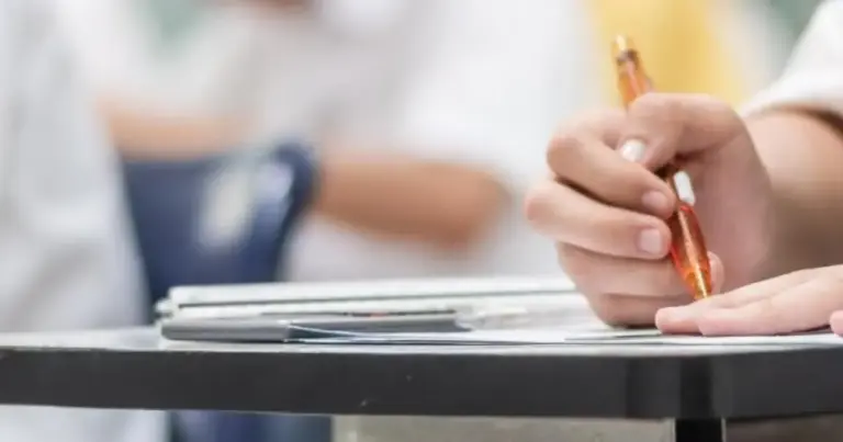 Το κριτήριο της εντοπιότητας αποτελεί ίσως το πιο ισχυρό «χαρτί» που μπορεί να κρατάει στα χέρια του ένας υποψήφιος στις προκηρύξεις του ΑΣΕΠ, καθώς η μοριοδότησή του μπορεί να ανατρέψει ακόμα και τα πιο ισχυρά βιογραφικά. Με 150 επιπλέον μόρια να προστίθενται απευθείας στη συνολική βαθμολογία, ένας υποψήφιος με λιγότερα τυπικά προσόντα (όπως χαμηλότερο βαθμό πτυχίου ή λιγότερη προϋπηρεσία) μπορεί να προσπεράσει άλλους συνυποψηφίους του και να καταλάβει μια μόνιμη θέση στον τόπο του. Αν αναρωτιέστε ποιες περιοχές αφορά, πώς αποδεικνύεται και τι πρέπει να προσέξετε στην αίτησή σας σήμερα, ο οδηγός που ακολουθεί αναλύει βήμα προς βήμα όλα όσα ισχύουν για το 2026.