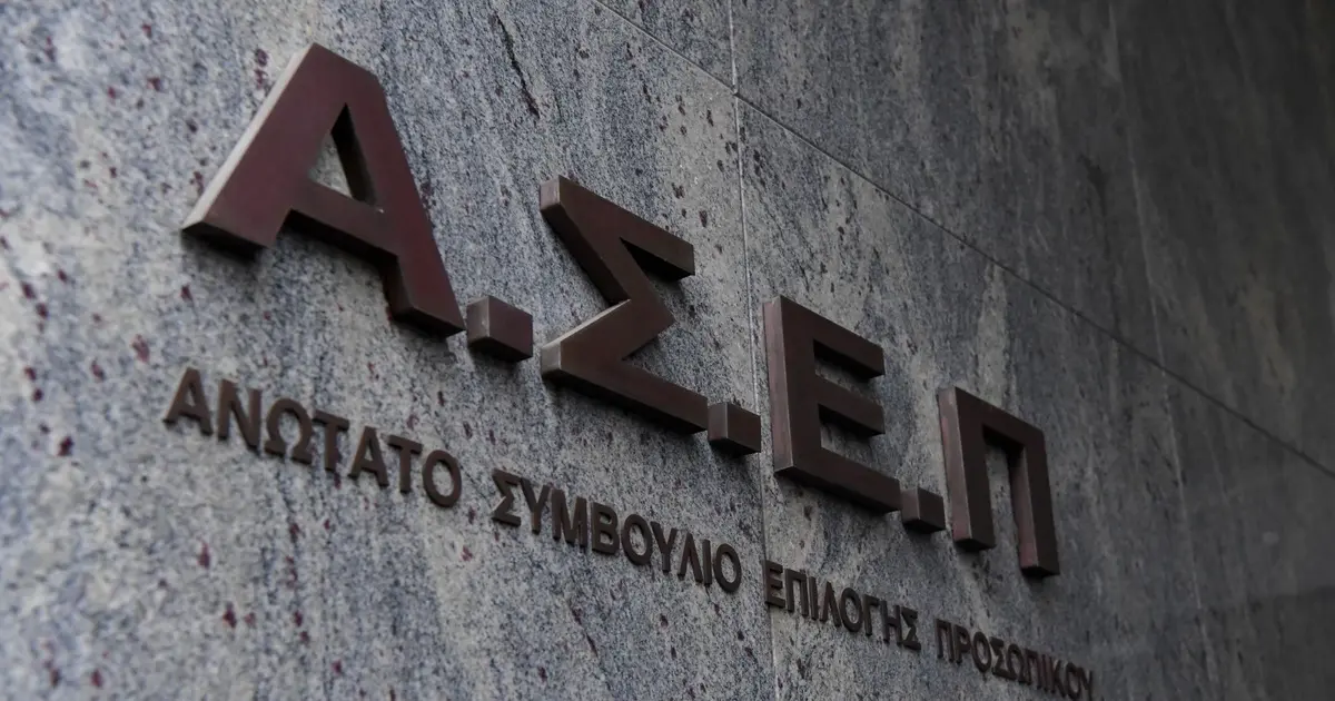 Είναι το ερώτημα που καίει χιλιάδες υποψηφίους κάθε φορά που εκδίδεται μια νέα προκήρυξη ΑΣΕΠ για μόνιμο προσωπικό: Μπορεί ένας υποψήφιος με λιγότερα τυπικά προσόντα να «προσπεράσει» κάποιον με μεταπτυχιακά, διδακτορικά και πολυετή εμπειρία; Η απάντηση είναι ξεκάθαρα ναι, και ο «ρυθμιστής» αυτής της ανατροπής ονομάζεται εντοπιότητα. Στις προκηρύξεις των παραμεθόριων Δήμων, το κριτήριο αυτό δεν λειτουργεί απλώς ως ένα επιπλέον βοήθημα, αλλά ως ένας πανίσχυρος «πολλαπλασιαστής» που αναδιατάσσει πλήρως τους πίνακες κατάταξης.