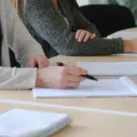 Η διεκδίκηση μιας μόνιμης θέσης στο δημόσιο με απολυτήριο Λυκείου απαιτεί μια στρατηγική προσέγγιση που ξεπερνά την απλή κατάθεση μιας αίτησης, καθώς ο ανταγωνισμός στην κατηγορία Δευτεροβάθμιας Εκπαίδευσης (ΔΕ) είναι παραδοσιακά ο υψηλότερος όλων.