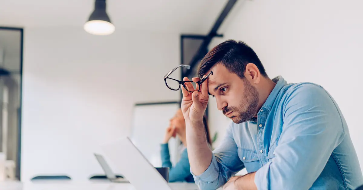 Τα λάθη αυτά δεν αφορούν μόνο πρωτοεμφανιζόμενους υποψήφιους. Ακόμη και έμπειροι "παίκτες" των διαγωνισμών πέφτουν θύματα της βιασύνης ή της εσφαλμένης ερμηνείας των όρων μιας προκήρυξης. Η εμπειρία από τους πρόσφατους ελέγχους της Ανεξάρτητης Αρχής δείχνει ότι τρεις συγκεκριμένες κατηγορίες σφαλμάτων οδηγούν στην πλειονότητα των ακυρώσεων