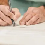 Η απόρριψη μιας αίτησης από το ΑΣΕΠ λόγω ενός τυπικού σφάλματος αποτελεί τη μεγαλύτερη απογοήτευση για χιλιάδες υποψηφίους, ειδικά όταν διαθέτουν όλα τα ουσιαστικά προσόντα για τη θέση. Στις μεγάλες προκηρύξεις που βρίσκονται σε εξέλιξη αυτό το διάστημα, η στατιστική των προηγούμενων ετών επιβεβαιώνει ότι τρία συγκεκριμένα λάθη —το ανεξόφλητο παράβολο, η λάθος αντιστοίχιση προσόντων και τα δυσανάγνωστα δικαιολογητικά— αποτελούν τις κύριες αιτίες που οι φάκελοι καταλήγουν στο αρχείο των απορριπτέων πριν καν αξιολογηθούν τα μόρια της προϋπηρεσίας ή των πτυχίων.