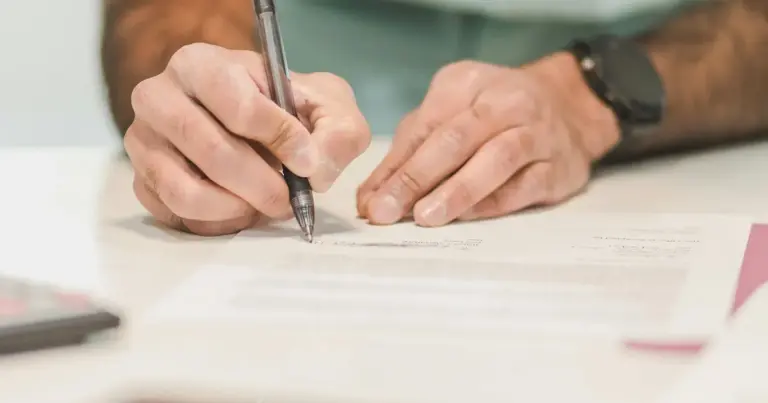 Η απόρριψη μιας αίτησης από το ΑΣΕΠ λόγω ενός τυπικού σφάλματος αποτελεί τη μεγαλύτερη απογοήτευση για χιλιάδες υποψηφίους, ειδικά όταν διαθέτουν όλα τα ουσιαστικά προσόντα για τη θέση. Στις μεγάλες προκηρύξεις που βρίσκονται σε εξέλιξη αυτό το διάστημα, η στατιστική των προηγούμενων ετών επιβεβαιώνει ότι τρία συγκεκριμένα λάθη —το ανεξόφλητο παράβολο, η λάθος αντιστοίχιση προσόντων και τα δυσανάγνωστα δικαιολογητικά— αποτελούν τις κύριες αιτίες που οι φάκελοι καταλήγουν στο αρχείο των απορριπτέων πριν καν αξιολογηθούν τα μόρια της προϋπηρεσίας ή των πτυχίων.