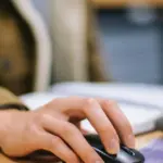 Αν σχεδιάζετε να διεκδικήσετε μια θέση μόνιμου διορισμού στο Δημόσιο μέσα από τις μεγάλες προκηρύξεις που «τρέχουν» ή αναμένονται το επόμενο διάστημα, το ηλεκτρονικό σας Μητρώο στην πύλη του ΑΣΕΠ είναι το Α και το Ω για την επιτυχία σας. Δεν αρκεί μόνο να έχετε τα τυπικά προσόντα· πρέπει αυτά να είναι σωστά καταχωρισμένα, επικαιροποιημένα και ψηφιακά «θωρακισμένα» πριν πατήσετε το κουμπί της οριστικής υποβολής.