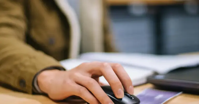 Αν σχεδιάζετε να διεκδικήσετε μια θέση μόνιμου διορισμού στο Δημόσιο μέσα από τις μεγάλες προκηρύξεις που «τρέχουν» ή αναμένονται το επόμενο διάστημα, το ηλεκτρονικό σας Μητρώο στην πύλη του ΑΣΕΠ είναι το Α και το Ω για την επιτυχία σας. Δεν αρκεί μόνο να έχετε τα τυπικά προσόντα· πρέπει αυτά να είναι σωστά καταχωρισμένα, επικαιροποιημένα και ψηφιακά «θωρακισμένα» πριν πατήσετε το κουμπί της οριστικής υποβολής.