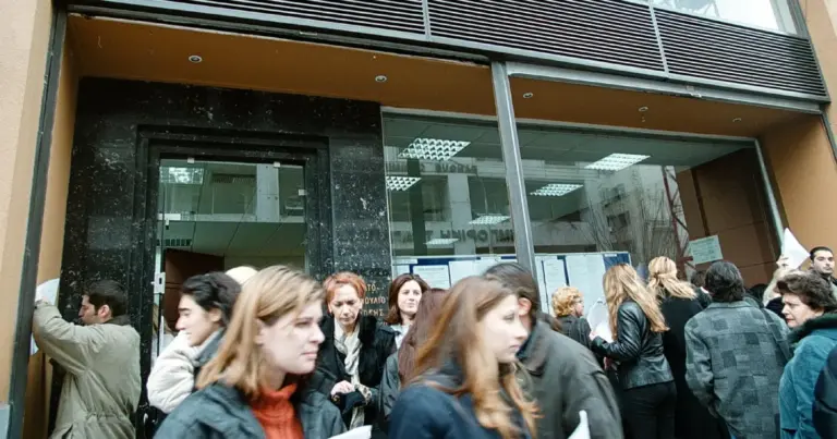 Οι αλλαγές που φέρνει ο νέος νόμος στη μοριοδότηση του ΑΣΕΠ για τις πολύτεκνες οικογένειες ανατρέπουν τα μέχρι τώρα δεδομένα στους διαγωνισμούς του δημοσίου, ενισχύοντας σημαντικά το προβάδισμα των υποψηφίων αυτής της κατηγορίας. Με τις νέες διατάξεις που τίθενται σε ισχύ, η Πολιτεία επιχειρεί να στηρίξει έμπρακτα τη μεγάλη οικογένεια, αυξάνοντας τα μόρια που λαμβάνουν οι γονείς και τα τέκνα πολυτέκνων, ενώ παράλληλα διευρύνεται το ποσοστό των θέσεων που προορίζονται αποκλειστικά για αυτούς σε κάθε προκήρυξη.