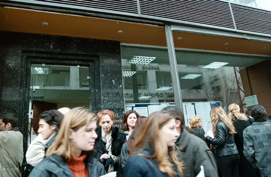 Οι αλλαγές που φέρνει ο νέος νόμος στη μοριοδότηση του ΑΣΕΠ για τις πολύτεκνες οικογένειες ανατρέπουν τα μέχρι τώρα δεδομένα στους διαγωνισμούς του δημοσίου, ενισχύοντας σημαντικά το προβάδισμα των υποψηφίων αυτής της κατηγορίας. Με τις νέες διατάξεις που τίθενται σε ισχύ, η Πολιτεία επιχειρεί να στηρίξει έμπρακτα τη μεγάλη οικογένεια, αυξάνοντας τα μόρια που λαμβάνουν οι γονείς και τα τέκνα πολυτέκνων, ενώ παράλληλα διευρύνεται το ποσοστό των θέσεων που προορίζονται αποκλειστικά για αυτούς σε κάθε προκήρυξη.