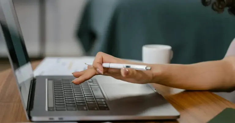 Πώς θα διασφαλίσετε ότι η ένστασή σας στον ΑΣΕΠ δεν θα απορριφθεί «με το καλημέρα» λόγω ενός λάθους στο παράβολο των 50 ευρώ; Αυτό είναι το κρίσιμο ερώτημα που καλούνται να απαντήσουν χιλιάδες υποψήφιοι κάθε φορά που εκδίδονται προσωρινά αποτελέσματα, καθώς η σωστή έκδοση, πληρωμή και «δέσμευση» του ηλεκτρονικού παραβόλου αποτελεί την απαράβατη προϋπόθεση για να εξεταστεί η ουσία των ισχυρισμών σας.